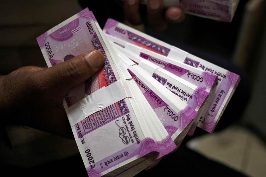 স্থানীয়রাই সেই টাকা দেখতে পেয়ে পুলিশে খবর দেন। সব মিলিয়ে আয়কর আধিকারিকরা ১৭৬টি ব্যাগ উদ্ধার করেছেন। যার মধ্যে বেশির ভাগই বৌধ জেলার ওই মদ কারখানা থেকে উদ্ধার হয়েছে। 