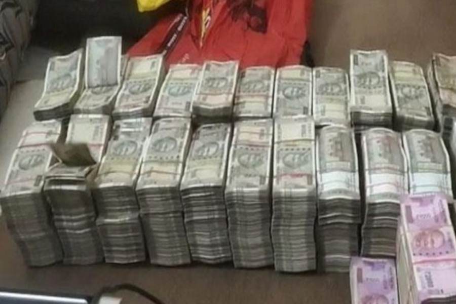 রবিবার এই সংক্রান্ত বেশ কয়েকটি ভিডিয়ো প্রকাশ্যে এসেছে। সেই ভিডিয়োগুলিতে দেখা গিয়েছে, আয়কর বিভাগের কর্মীরা কংগ্রেস সাংসদের বাড়ি এবং অফিস থেকে উদ্ধার হওয়া নগদের বান্ডিলগুলি গুনে দেখছেন। যদিও সেই ভিডিয়োর সত্যতা যাচাই করেনি আনন্দবাজার অনলাইন।