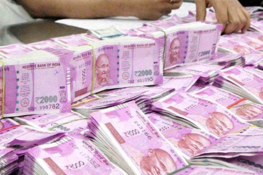 উল্লেখযোগ্য যে, দলের সাংসদের বাড়ি এবং অফিস থেকে টাকা উদ্ধার হওয়ার পর তাঁর সঙ্গে দূরত্ব বাড়িয়েছে কংগ্রেস। কংগ্রেসের প্রধান মুখপাত্র জয়রাম রমেশ এক্স (সাবেক টুইটার) হ্যান্ডলে পোস্ট করে লিখেছেন, ‘‘কংগ্রেস কোন ভাবেই সাংসদ সাহুর ব্যবসার সঙ্গে জড়িত নয়। শুধুমাত্র তিনিই ব্যাখ্যা দিতে পারেন যে, কী ভাবে এত টাকা তাঁর বাড়ি এবং অফিস থেকে উদ্ধার করা হল। তাঁর উচিত সেই ব্যাখ্যা দেওয়া।’’