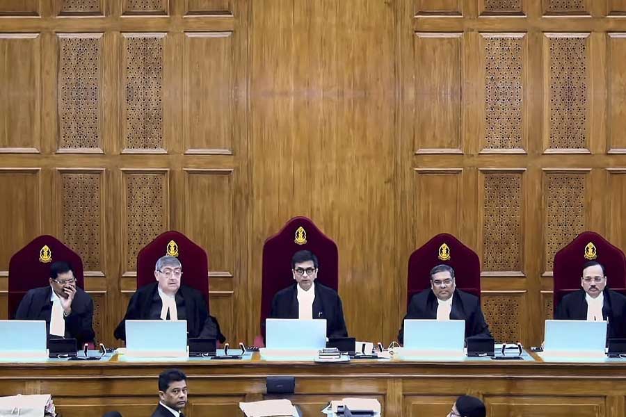 জম্মু ও কাশ্মীরের অনুচ্ছেদ ৩৭০ বাতিলের বৈধতাকে চ্যালেঞ্জ করে সুপ্রিম কোর্টে বহু মামলা দায়ের হয়েছিল। সেগুলি একত্রে এনে সম্প্রতি শুনানি শুরু করে দেশের শীর্ষ আদালত। সোমবার তার রায়দান করল শীর্ষ আদালত।