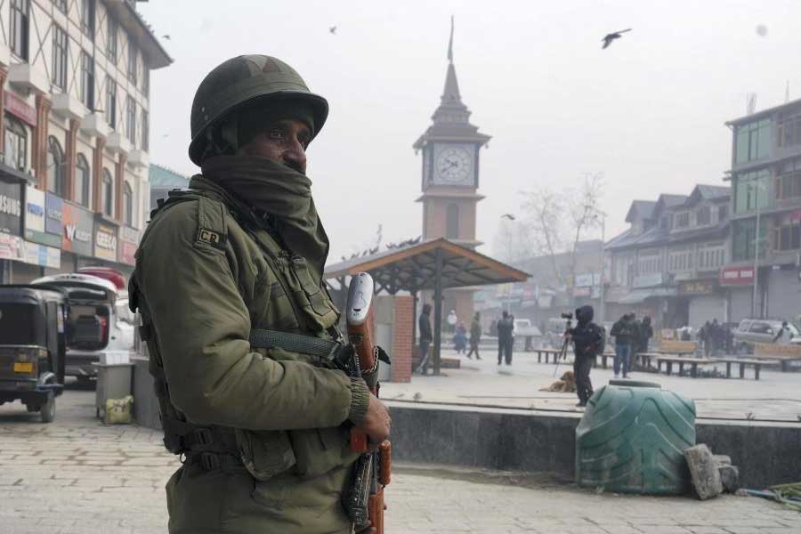 ২০১৯ সালে ভারতীয় সংবিধানের ৩৭০ নম্বর অনুচ্ছেদটি বাতিল করে জম্মু ও কাশ্মীরের বিশেষ অধিকার বিলোপ করেছিল নরেন্দ্র মোদী সরকার। সেই মামলার রায়ে সুপ্রিম কোর্টের বক্তব্য, অনুচ্ছেদ ৩৭০-এ জম্মু ও কাশ্মীরকে যে বিশেষ অধিকার দেওয়া হয়েছিল, তা সাময়িক। কাশ্মীরের গণপরিষদ বাতিল হয়ে যাওয়ার পরেও রাষ্ট্রপতির ওই অনুচ্ছেদ বাতিল করার অধিকার ছিল। ফলে যা হয়েছে, তা অসাংবিধানিক নয়। 