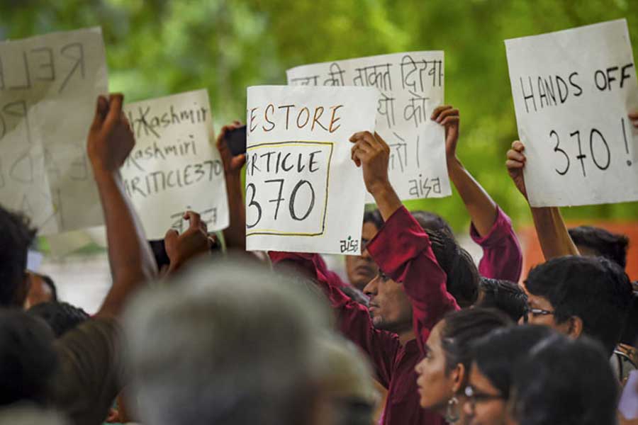 এর পাশাপাশি জম্মু ও কাশ্মীরকে পূর্ণাঙ্গ রাজ্যের মর্যাদা দিতে কেন্দ্রকে নির্দেশ দিয়েছে সুপ্রিম কোর্ট। অর্থাৎ, আর তা কেন্দ্রশাসিত অঞ্চলের মধ্যে পড়বে না। রাজ্যের মর্যাদা দিয়ে জম্মু ও কাশ্মীরে ২০২৪ সালের ৩০ সেপ্টেম্বরের মধ্যে বিধানসভা নির্বাচনের আয়োজন করতে হবে। নির্বাচন কমিশনকে সেই নির্দেশ দেওয়া হয়েছে।