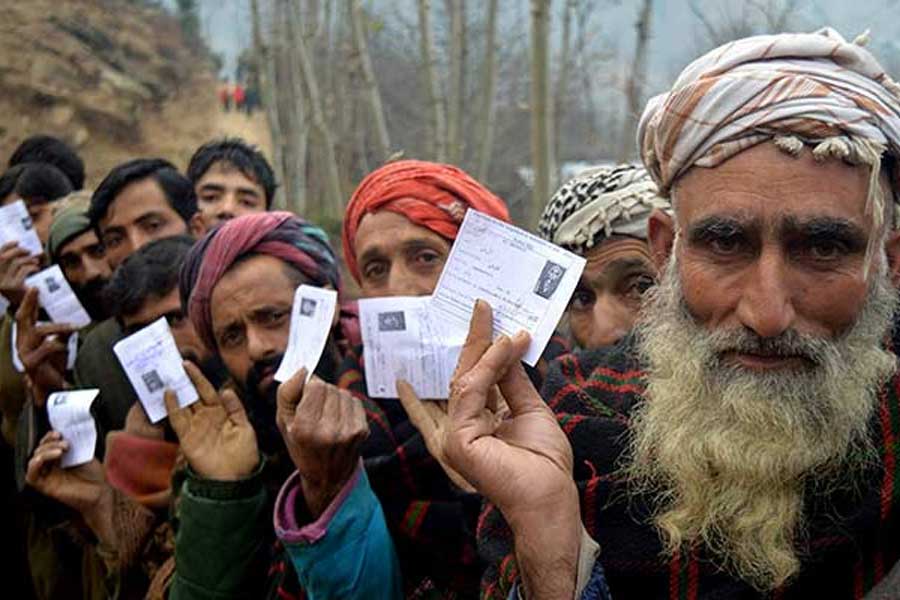 তার পরেই সুপ্রিম কোর্টে এই পদক্ষেপের বৈধতাকে চ্যালেঞ্জ করে মামলা হয়। শুনানিতে সরকারের আইনজীবীরা জানান, জম্মু-কাশ্মীরকে পুরোপুরি ভারতের অন্তর্ভুক্ত করতে এই পদক্ষেপের প্রয়োজন ছিল। পরিস্থিতি স্বাভাবিক হলেই সেখানে ভোট হবে। ফেরানো হবে রাজ্যের মর্যাদা। 