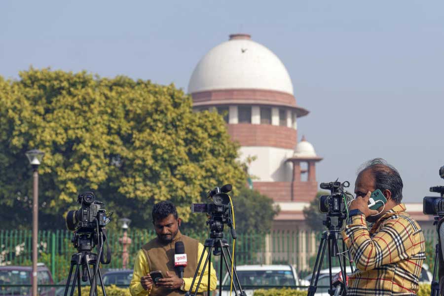 আবেদনকারীদের পক্ষে কপিল সিব্বল, গোপাল সুব্রহ্মণ্যমের মতো প্রবীণ আইনজীবীরা জানান, কেন্দ্র সংসদে সংখ্যাগরিষ্ঠতাকে ব্যবহার করে রাষ্ট্রপতির মাধ্যমে জারি করা বেশ কয়েকটি প্রশাসনিক নির্দেশের মাধ্যমে একটি পূর্ণ মর্যাদার অঙ্গরাজ্যকে দু’টি কেন্দ্রশাসিত অঞ্চলে ভাগ করেছে। এটা যুক্তরাষ্ট্রীয় কাঠামোর উপরে আঘাত। সংবিধানের সঙ্গেও ধোঁকাবাজি করা হয়েছে।