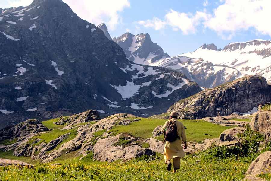 এ ছাড়াও ৩৫-এ অনুচ্ছেদে বলা হয়েছিল, রাজ্যের কে স্থায়ী বাসিন্দা, আর কে নন, তা স্থির করতে পারত জম্মু ও কাশ্মীর বিধানসভা। স্থায়ী বাসিন্দা ছাড়া কেউ কাশ্মীরে জমি কিনতে পারতেন না।
