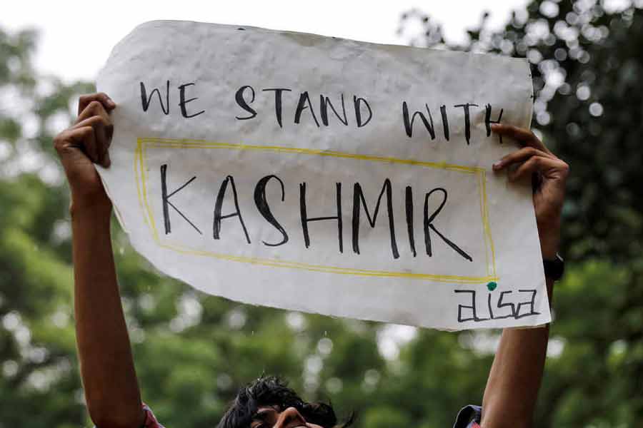 এ বার দেখা যাক, এই মামলায় সরকারপক্ষের যুক্তি কী? কেন্দ্রের বক্তব্য, দেশের সংবিধান সভা জম্মু ও কাশ্মীরকে ৩৭০ অনুচ্ছেদে বিশেষ মর্যাদা দিয়েছিল। কিন্তু স্বাধীন দেশে সংবিধান প্রণয়নের পর ১৯৫৭ সালে সংবিধান সভা ভেঙে দেওয়া হয়। 