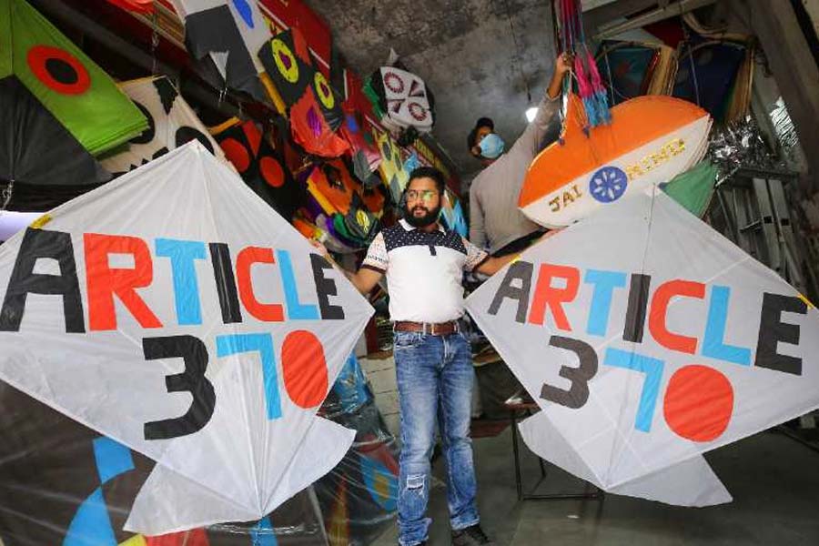 ওই অনুচ্ছেদের ৩ নম্বর উপধারায় বলা হয়, রাষ্ট্রপতি ইচ্ছে করলে ওই ‘বিশেষ মর্যাদা’ তুলে নিতে পারেন। রাষ্ট্রপতির ওই ক্ষমতাকে ব্যবহার করেই ২০১৯ সালে ‘বিশেষ মর্যাদা’ প্রত্যাহার করে মোদী সরকার। 