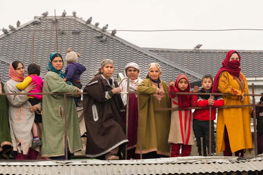 অর্থাৎ নির্দেশনামায় রাষ্ট্রপতি সই করার পরের মুহূর্ত থেকেই রদ হয়ে যায় ৩৭০ ধারা। এই ধারার অধীনেই ৩৫এ ধারায় ভারতীয় ভূখণ্ডে থেকেও জম্মু ও কাশ্মীরের বাসিন্দারা যে বিশেষ সুযোগ-সুবিধা ভোগ করতেন, খারিজ হয়ে যায় সেটাও।