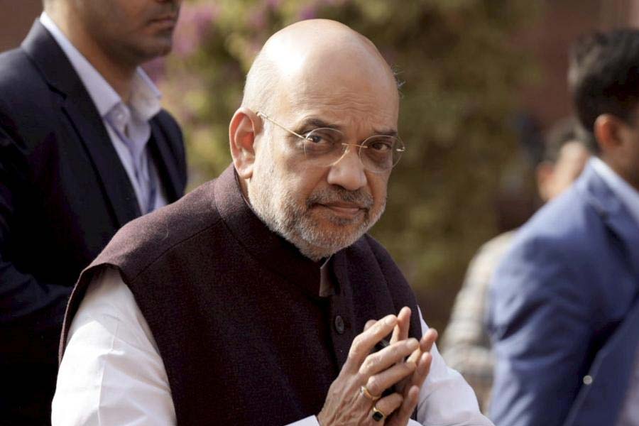 ২০১৯ সালের ৫ অগস্ট তৎকালীন প্রেসিডেন্ট রামনাথ কোবিন্দ এই বিষয়ে প্রয়োজনীয় নির্দেশিকা প্রকাশ করেন। সরকারের তরফে জানানো হয়, এমনকি রাজ্যসভায় দাঁড়িয়ে স্বরাষ্ট্রমন্ত্রী অমিত শাহ-ও দাবি করেন যে, কাশ্মীরের বিশেষ মর্যাদা অস্থায়ী একটি ব্যবস্থা ছিল। 