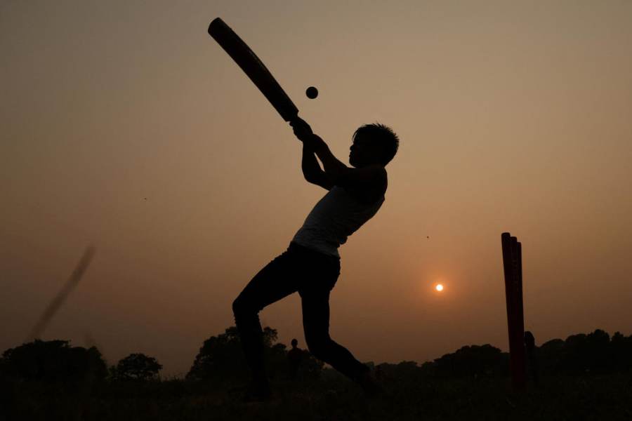 শেষমেশ কলকাতায় দেখা মিলল শীতের। নভেম্বর তো বটেই, ডিসেম্বরের বেশ কয়েক দিন চলে যাওয়ার পরও আবহাওয়ায় ঠান্ডার কোনও চিহ্নই প্রায় দেখা যায়নি। ঘূর্ণিঝড় এবং গভীর নিম্নচাপ— সব নিয়ে দুশ্চিন্তায় ছিলেন বঙ্গবাসী। তবে রবিবার রাত থেকেই ঘুরে গেল পরিস্থিতি। 