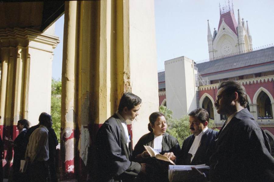 পাশাপাশি, রাজ্যে চুক্তিভিত্তিক কাজের জন্য কর্মীদের খুব কম বেতনে নিয়োগ করা হচ্ছে। সেই জন্যই কাজের প্রতি এই অনীহার পরিবেশ, মনে করছে উচ্চ আদালত। সোমবার প্রধান বিচারপতি টিএস শিবজ্ঞানমের মন্তব্য, ‘‘কেউ কাজ করতে চায় না। এ ওকে দেখাচ্ছে, ও তাকে দেখাচ্ছে!’’