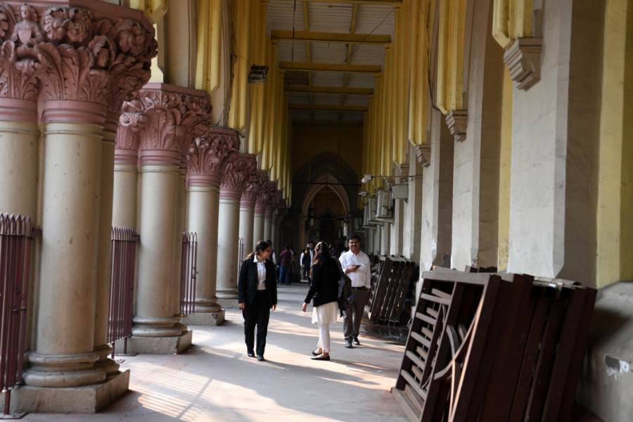 এই অভিযোগ তুলে ‘পরিবার বেঙ্গল’ নামে একটি সংগঠন আদালতে মামলা করে। সেই মামলাতেই প্রশ্নের মুখে পড়ে চুক্তিভিত্তিক কর্মীদের কাজকর্ম। তার প্রেক্ষিতেই প্রধান বিচারপতির মন্তব্য, ‘‘এক জন চিকিৎসক সব কাজ করবেন, এটা আশা করা যায় না! হাসপাতালে ৮০ শতাংশ কর্মী চুক্তিভিত্তিক। ১২-১৩ হাজার টাকা করে তাঁরা বেতন পান। তাঁদের কাছ থেকে কী কাজ আশা করবেন? রাজ্যের সব ক্ষেত্রে চুক্তিভিত্তিক কর্মী থাকায় দায়সারা মনোভাব থেকে যাচ্ছে।’’ 