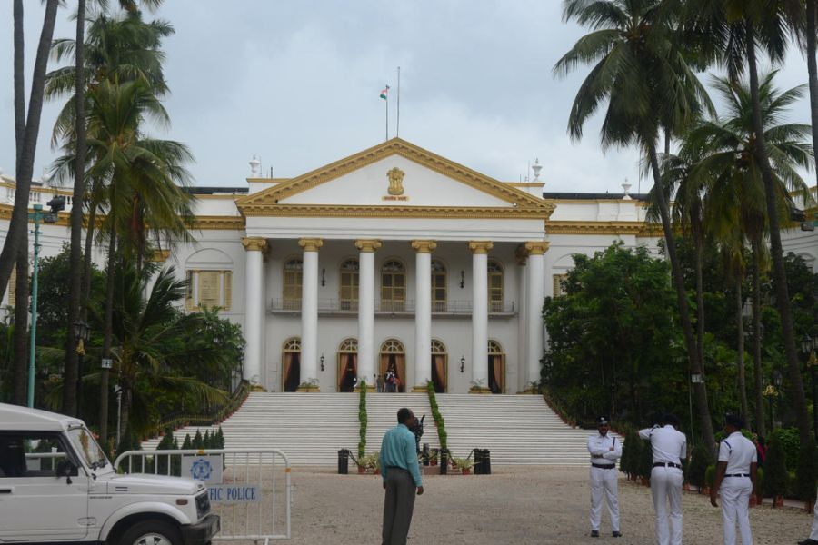 তাঁর প্রশ্ন, ‘‘এ রাজ্যে কেন আলাদা পোর্টাল? যদি সেটা হয়েও থাকে, কেন্দ্রীয় পোর্টাল থেকে কেন তথ্য নেওয়া হচ্ছে না?’’