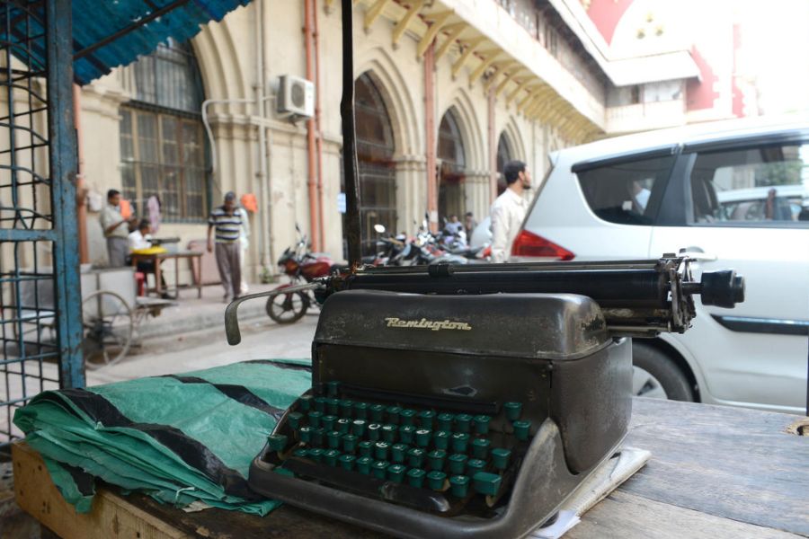 এ নিয়ে রাজ্যকে বিঁধেছেন প্রধান বিচারপতি বলেন, ‘‘ই-পোর্টালে শীর্ষে রয়েছি, এ কথা এ বার আদালতে এসে রাজ্য বলুক। আমি বুঝিয়ে দেব!’’ 