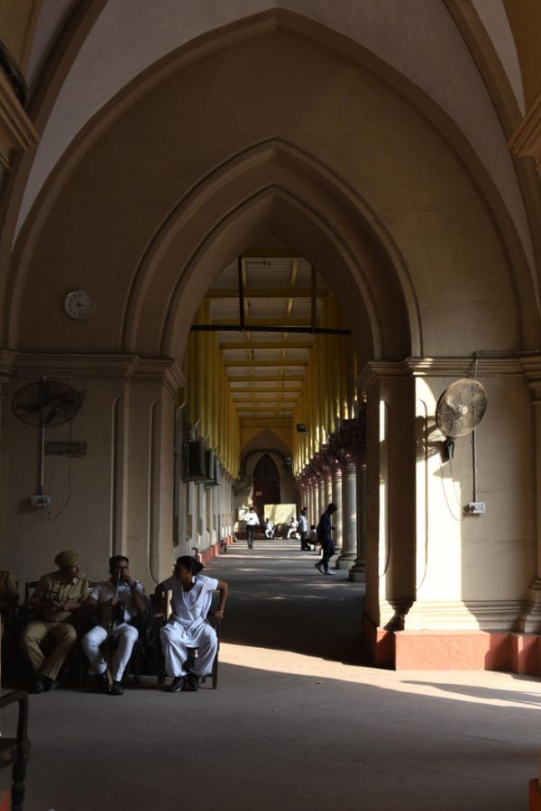 রাজ্যের আইনজীবীকে প্রধান বিচারপতি প্রশ্ন করেন, বর্তমানে রাজ্যে কত জন চুক্তিভিত্তিক কর্মী কর্মরত রয়েছেন? তার উত্তর সরকারি কৌঁসুলি দিতে পারেননি।