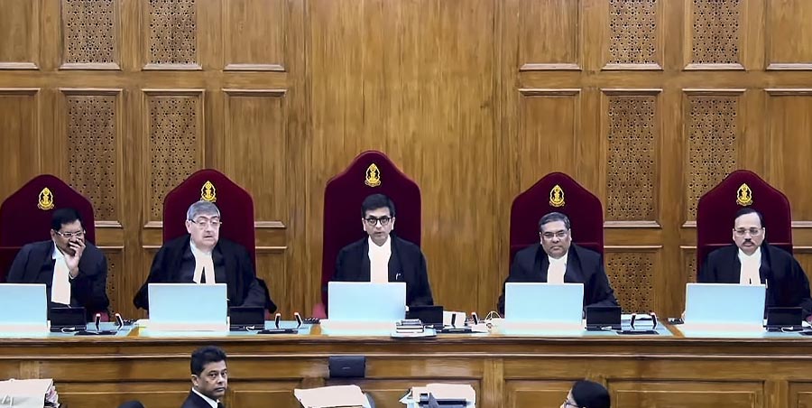 প্রধান বিচারপতি ডিওয়াই চন্দ্রচূড়ের নেতৃত্বাধীন পাঁচ বিচারপতির বেঞ্চ এ প্রসঙ্গে রায় শুনিয়েছে সোমবার। প্রধান বিচারপতি ছাড়াও ওই বেঞ্চে ছিলেন বিচারপতি সঞ্জয় কিসান কল, বিচারপতি সঞ্জীব খান্না, বিচারপতি বিআর গাভাই এবং বিচারপতি সূর্য কান্ত।