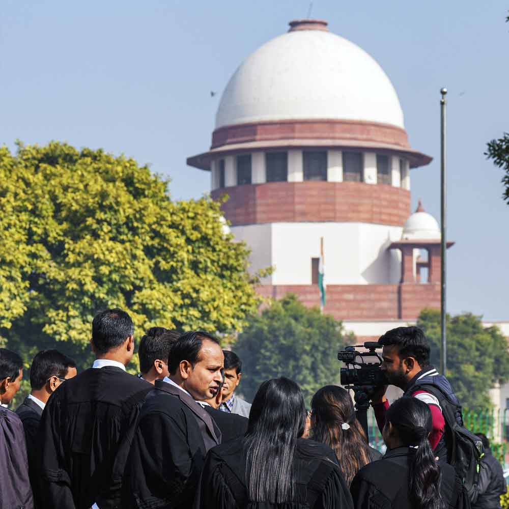 সোমবার শীর্ষ আদালত জানিয়েছে, ৩৭০ অনুচ্ছেদ বাতিল অসাংবিধানিক নয়। সরকারের সিদ্ধান্তে ভুল ছিল না। একই সঙ্গে জম্মু ও কাশ্মীরের পূর্ণাঙ্গ রাজ্যের মর্যাদাও ফেরানোর নির্দেশ দিয়েছে সুপ্রিম কোর্ট।