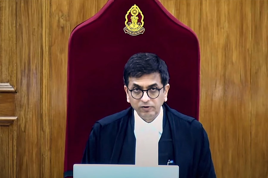 শীর্ষ আদালত জানিয়েছে, যত দ্রুত সম্ভব জম্মু ও কাশ্মীরকে আবার রাজ্য হিসাবে স্বীকৃতি দিতে হবে। সেখানে বিধানসভা নির্বাচনের আয়োজন করতে হবে নির্বাচন কমিশনকে। তার সময়ও নির্দিষ্ট করেছে শীর্ষ আদালত।