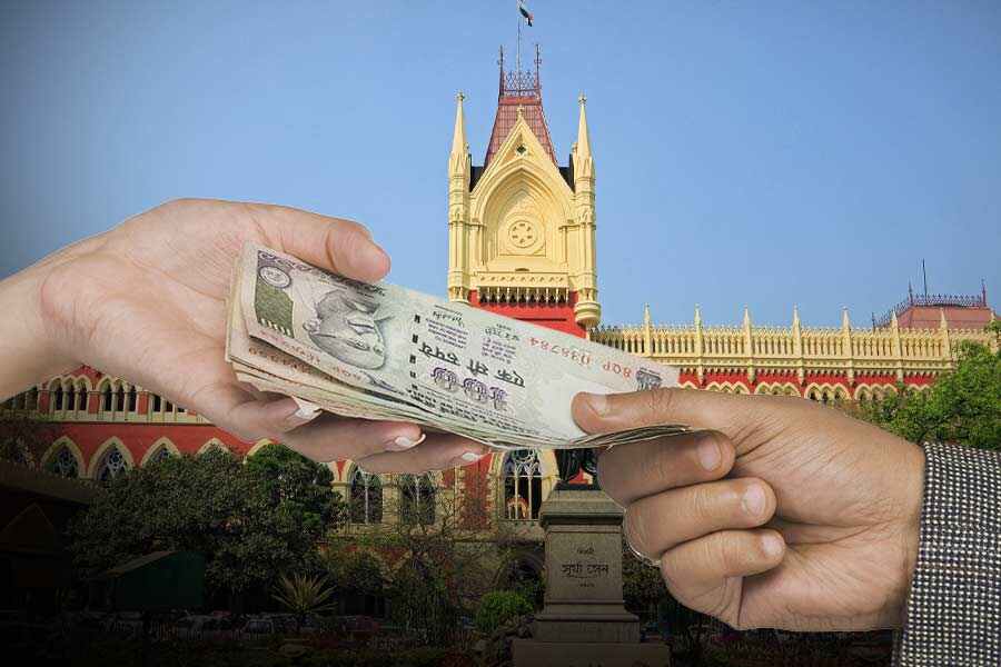 এর পরেই প্রধান বিচারপতি বলেন, ‘‘আপনার জানা উচিত ছিল। মানুষ অনেক দূর থেকে আসেন। কত কত টাকা খরচ করে তাঁরা কলকাতায় থাকেন! সব জায়গায় চুক্তিভিত্তিক কর্মীতে ভরে গিয়েছে। এসএসকেএম হাসপাতালে কত জন চুক্তিভিত্তিক কর্মী রয়েছেন? খুব খারাপ লাগে ই-পোর্টাল না খুললে। জয়েন্ট ডিরেক্টর আবার বলছেন, ৪৭০ কার্ড পোর্টালে হয়েছে! এই সমস্যা সাধারণ। এটা ঠিক করে নেওয়া সম্ভব। কিন্তু তা না করে মানুষকে হয়রানি করা হচ্ছে।’’