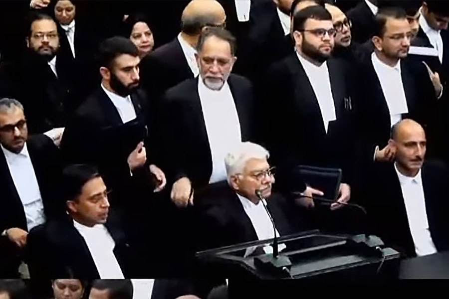 বিচারপতিরা জানিয়েছেন, আগামী ২০২৪ সালের ৩০ সেপ্টেম্বরের মধ্যে কাশ্মীরে বিধানসভা নির্বাচন করতে হবে। জম্মু ও কাশ্মীর রাজ্যের মর্যাদা পেলেও লাদাখ কেন্দ্রশাসিত অঞ্চল হিসাবেই থাকছে। 