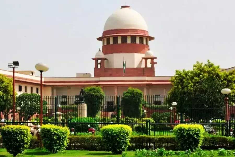 পাঁচ সদস্যের সাংবিধানিক বেঞ্চ হলেও তিন ভাগে ৩৭০ অনুচ্ছেদের মামলার রায় ঘোষিত হয়েছে সুপ্রিম কোর্টে। প্রথমে প্রধান বিচারপতি চন্দ্রচূড় রায় পড়ে শোনান। 