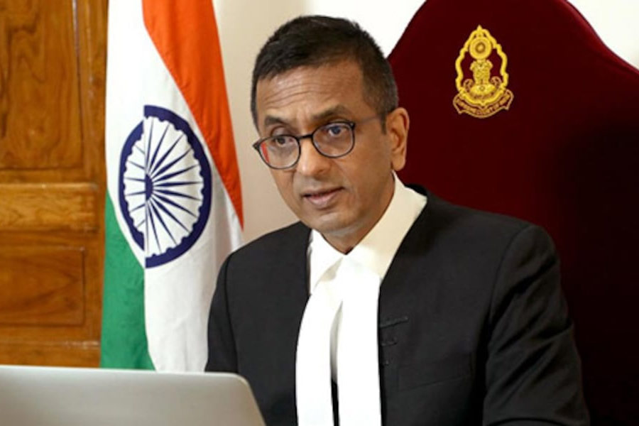 প্রধান বিচারপতি চন্দ্রচূড় প্রথমেই জানান, ৩৭০ অনুচ্ছেদ বাতিলের সিদ্ধান্ত অসাংবিধানিক বলে মনে করে না সুপ্রিম কোর্ট। তাঁরা সর্বসম্মত একটি রায় ঘোষণা করবেন। 