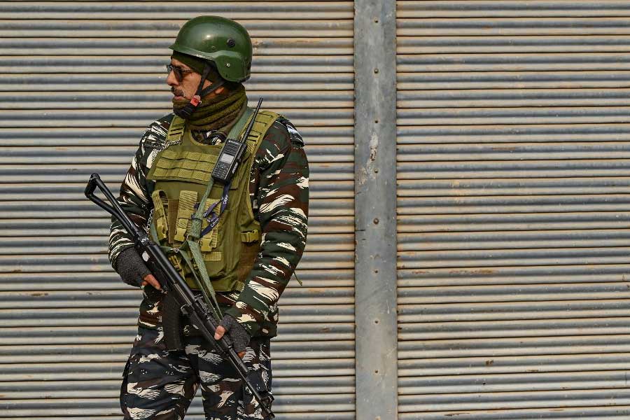 ২০১৮ সালে জম্মু ও কাশ্মীরের বিধানসভা ভেঙে দেওয়া হয়েছিল। তার পর সেখানে জারি করা হয়েছিল রাষ্ট্রপতি শাসন। ২০১৯ সালের ৫ অগস্ট জম্মু-কাশ্মীর সংক্রান্ত নির্দেশ জারি করেন রাষ্ট্রপতি। 