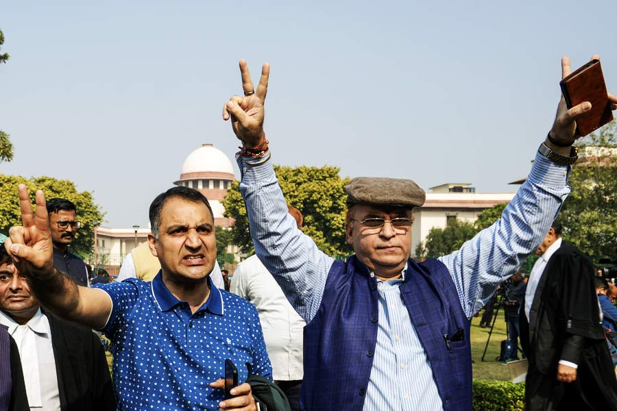 সোমবার আদালত জানিয়েছে, রাষ্ট্রপতির এই সিদ্ধান্ত সম্পূর্ণ বৈধ। জম্মু ও কাশ্মীরের গণপরিষদ বাতিল হয়ে যাওয়ার পরেও রাষ্ট্রপতি এটি করতে পারেন।  