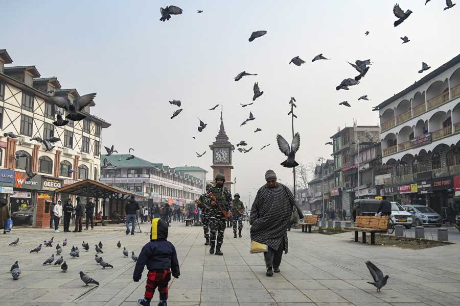 কেন প্রয়োগ করা হয়েছিল অনুচ্ছেদ ৩৭০? সুপ্রিম কোর্টের বিচারপতি কল জানান, অনুচ্ছেদ ৩৭০ জম্মু ও কাশ্মীরে আনা হয়েছিল ওই রাজ্যটিকে ভারতের বাকি রাজ্যগুলির সঙ্গে সমান করে তোলার জন্য। 