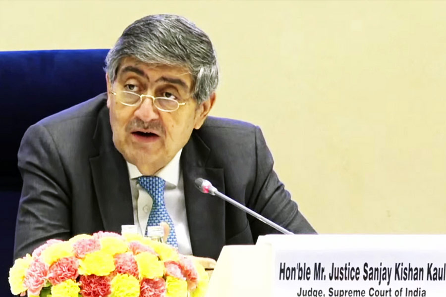 বিচারপতি কল তাঁর পৃথক রায়ে বলেন, ‘‘শত্রুর বিরুদ্ধে লড়াই করা সেনার কাজ। রাজ্যের আইনশৃঙ্খলা রক্ষা তাদের কাজ নয়। কাশ্মীরের অন্দরে সেনা প্রবেশ করায় তার কঠিন মূল্য দিতে হয়েছে স্থানীয় বাসিন্দাদের।’’