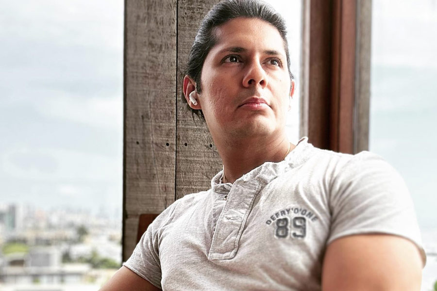 কেরিয়ার শুরু করেছিলেন সঞ্চালক হিসাবে। তার পর খুব কম সময়ের মধ্যেই টেলিভিশনজগতের জনপ্রিয় মুখ হয়ে ওঠেন। ছোট পর্দার পর বড় পর্দাতেও নিজের পরিচিতি তৈরি করে ফেলেন। বলিউডে নিজের কেরিয়ার শুরু করেছিলেন শাহিদ কপূরের সঙ্গে। রাতারাতি সাফল্যের চূড়ায় পৌঁছনোর পর হঠাৎ বলিপাড়া থেকে উধাও হয়ে যান বিশাল মলহোত্র।