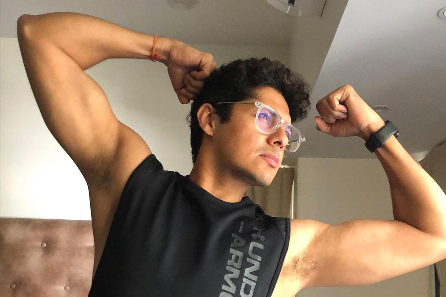 কানাঘুষো শোনা যায়, স্কুলে থাকাকালীন এক দিন ক্লাসে অনুপস্থিত থেকে বন্ধুর সঙ্গে বাইরে বসে খাওয়াদাওয়া করছিলেন বিশাল। তাঁকে বসে থাকতে দেখে এক মহিলা তাঁর দিকে এগিয়ে যান। ওই মহিলা নাকি বিশালকে জানান যে তিনি একটি চ্যানেল খুলতে চলেছেন। সেই সংস্থার একটি অনুষ্ঠানের জন্য নতুন মুখের সন্ধান করছেন তিনি। বিশালকে দেখে পছন্দ হয়ে যায় মহিলার। শোয়ের জন্য বিশালকে অডিশনে যাওয়ার অনুরোধও করেছিলেন তিনি।