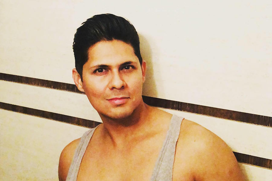 অডিশন দেওয়ার পর সকল নির্বাচনী প্রক্রিয়া অতিক্রম করে যান বিশাল। ১৯৯৫ সালে ‘ডিজ়নি আওয়ার’ শোয়ের সঞ্চালক হিসাবে কাজ শুরু করেন তিনি। দুর্দান্ত সঞ্চালনার মাধ্যমে সকলের কাছে প্রশংসা পান বিশাল।