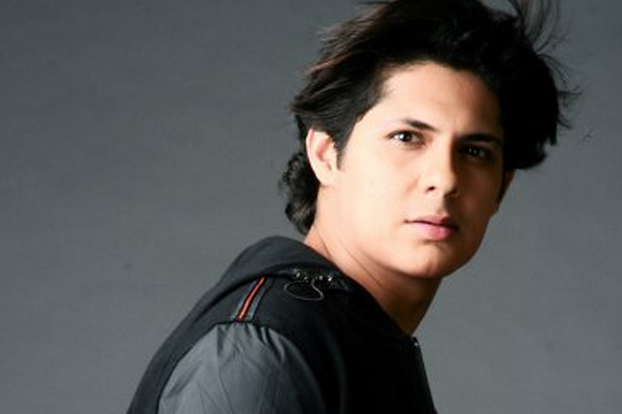 ছোট পর্দায় জনপ্রিয় হওয়ার পর বড় পর্দাতেও অভিনয়ের সুযোগ পান বিশাল। কানাঘুষো শোনা যায়, বলিপাড়ার ছবিনির্মাতা কেন ঘোষের সঙ্গে পরিচিতি ছিল বিশালের বাবার। এক দিন কেনের সঙ্গে দেখা করতে যান বিশালের বাবা। কথোপকথনের সময় কেন হঠাৎ জানান তিনি একটি হিন্দি ছবি পরিচালনা করবেন যার জন্য নতুন মুখের সন্ধান করছেন।