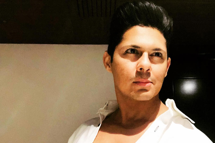 কেনের কথা শুনে বিশালের বাবা তাঁর বন্ধুকে বিশালের ছবি দেখান। বিশালের ছবি দেখার পর নিজের ছবিতে অভিনয়ের জন্য বন্ধুর পুত্রকে প্রস্তাব দেন কেন। কেনের প্রস্তাবে রাজিও হয়ে যান বিশাল। ২০০৩ সালে কেনের পরিচালনায় প্রেক্ষাগৃহে মুক্তি পায় ‘ইশক ভিশক’ ছবিটি।