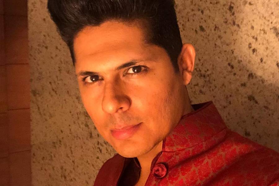 বলিপাড়ায় কানাঘুষো শোনা যায়, রাতারাতি সাফল্যের পর নাকি অহংবোধ ঘিরে ফেলে বিশালকে। এক পুরনো সাক্ষাৎকারে নিজের কেরিয়ারের চড়াই-উতরাই প্রসঙ্গে খোলাখুলি আলোচনা করেছিলেন অভিনেতা। বিশাল জানিয়েছিলেন যে এক সময় তাঁর কাছে বহু ছবির প্রস্তাব এলেও দুই বছর তিনি নিজের ভুলেই বেকার হয়ে বসেছিলেন।