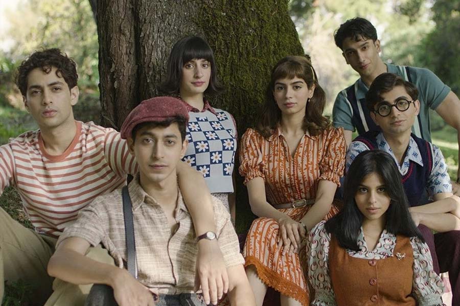 চলতি মাসে নেটফ্লিক্স ওটিটি প্ল্যাটফর্মে জ়োয়া আখতার পরিচালিত ‘দ্য আর্চিজ়’ ছবিটি মুক্তি পাওয়ার পর দর্শকের একাংশ দাবি করেন যে বিশাল অভিনীত ‘হিপ হিপ হুররে’ ধারাবাহিক নাকি নব্বইয়ের দশকের ‘দ্য আর্চিজ়’ ছিল।