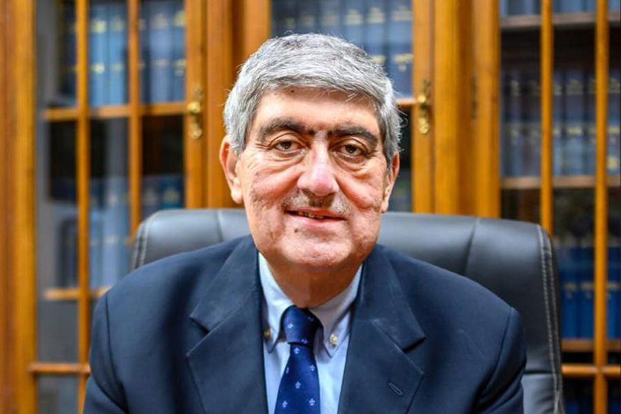 কাশ্মীরে সেনাবাহিনী প্রসঙ্গে বিচারপতি কল বলেন, ‘‘শত্রুর বিরুদ্ধে লড়াই করা সেনার কাজ। রাজ্যের আইনশৃঙ্খলা রক্ষা তাদের কাজ নয়। কাশ্মীরে সেনা ঢোকায় তার কঠিন মূল্য দিতে হয়েছে স্থানীয় বাসিন্দাদের।’’