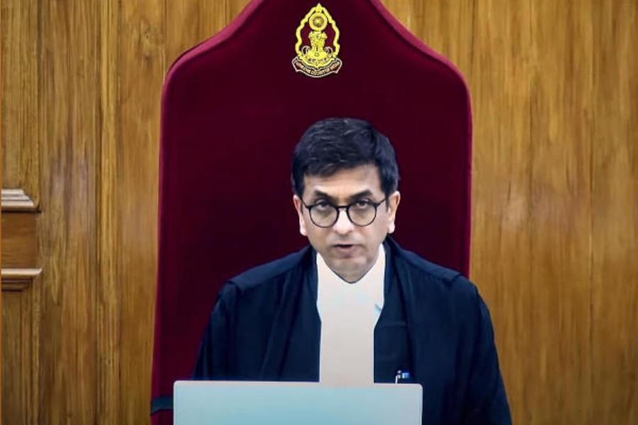 সোমবার প্রধান বিচারপতি জানিয়ে দিয়েছেন, অনুচ্ছেদ ৩৭০ বাতিল অসাংবিধানিক নয়। রাষ্ট্রপতির সিদ্ধান্ত বৈধ ছিল। শীর্ষ আদালতের বক্তব্য, অনুচ্ছেদ ৩৭০-এ জম্মু ও কাশ্মীরকে যে বিশেষ অধিকার দেওয়া হয়েছিল, তা সাময়িক। কাশ্মীরে সংবিধান সভা বাতিল হয়ে যাওয়ার পরেও রাষ্ট্রপতির ওই অনুচ্ছেদ বাতিল করার অধিকার ছিল। 