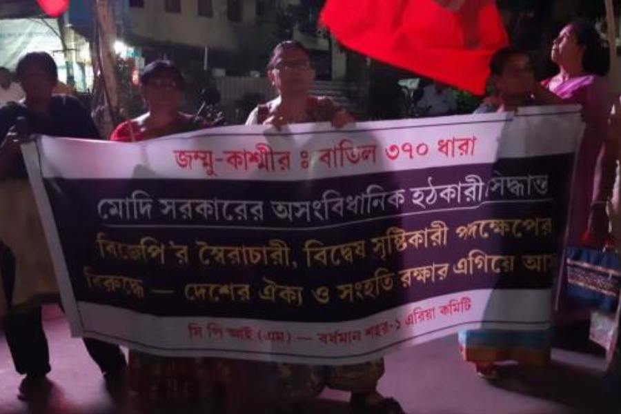 ফলে যা হয়েছে, তা অসাংবিধানিক নয়। সুপ্রিম কোর্টের নির্দেশ, জম্মু ও কাশ্মীরকে পূর্ণাঙ্গ রাজ্যের মর্যাদা দিতে হবে। তবে লাদাখ কেন্দ্র শাসিত অঞ্চলই থাকবে বলে জানিয়ে দিয়েছে শীর্ষ আদালত। বিচারপতি সঞ্জয় কল জানান, জম্মু ও কাশ্মীরের বিশেষ মর্যাদা প্রসঙ্গে তিনি প্রধান বিচারপতির সঙ্গে এক মত। 