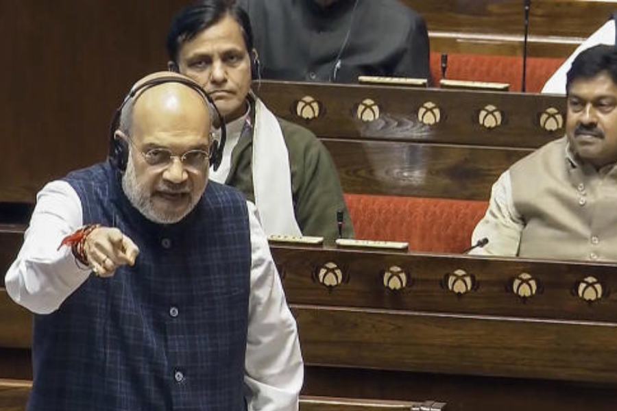 জবাবে শাহ বলেন, ‘‘এখন আপনি বুঝবেন না দাদা। যখন আমাদের সরকার বাংলায় হবে, তখন উন্নয়ন হবে। তখন বুঝতে পারবেন।’’ পরে স্বরাষ্ট্রমন্ত্রীর দাবি, ‘‘৩৭০ ধারা প্রত্যাহারের পরে জম্মু-কাশ্মীরে শান্তি ফিরে আসে। সেই কারণে পরিকাঠামোগত উন্নয়নের কাজ দ্রুত করা সম্ভব হয়েছে।’’