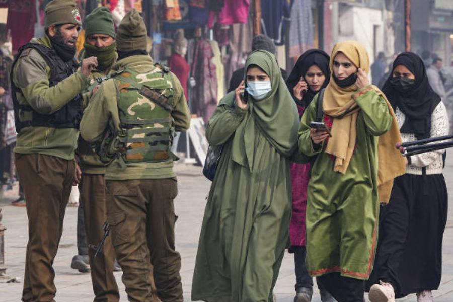 আর জম্মু-কাশ্মীর সংরক্ষণ বিলে সামাজিক ও অর্থনৈতিক ভাবে পিছিয়ে পড়া শ্রেণির মহিলা বিশেষ করে তফসিলি জাতি ও জনজাতির সমাজের নারীদের শিক্ষা ও চাকরি ক্ষেত্রে সংরক্ষণের সিদ্ধান্ত নেওয়া হয়েছে। দু’টি বিলই লোকসভায় পাশ হয়ে গিয়েছে।