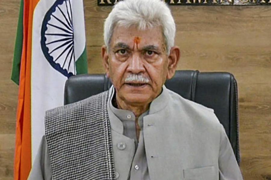 জম্মু-কাশ্মীর সংশোধিত পুনর্গঠন বিলে জম্মু-কাশ্মীর বিধানসভার আসনসংখ্যা ৮৩ থেকে বাড়িয়ে ৯০ করার সিদ্ধান্ত নিয়েছে সরকার পক্ষ। বিলে যাযাবর গোষ্ঠী থেকে দু’জন (যাঁদের এক জন মহিলা) ও পাক অধিকৃত কাশ্মীর থেকে পালিয়ে আসতে বাধ্য হয়েছেন এমন এক জন-সহ মোট তিন জনকে মনোনীত করবেন উপরাজ্যপাল। 