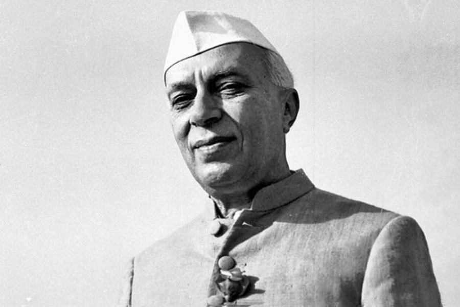 আলোচনার সময় বরাবরের মতো ভারতের প্রথম প্রধানমন্ত্রী জওহরলাল নেহরুর কাশ্মীর নীতি নিয়ে প্রশ্ন তুলেছিলেন সরকার পক্ষ। বিল নিয়ে আলোচনায় কাশ্মীরের বর্তমান পরিস্থিতির জন্য নেহরুর দু’টি ‘ভুল’কে দায়ী করে সরব হয়েছিলেন শাহ। 