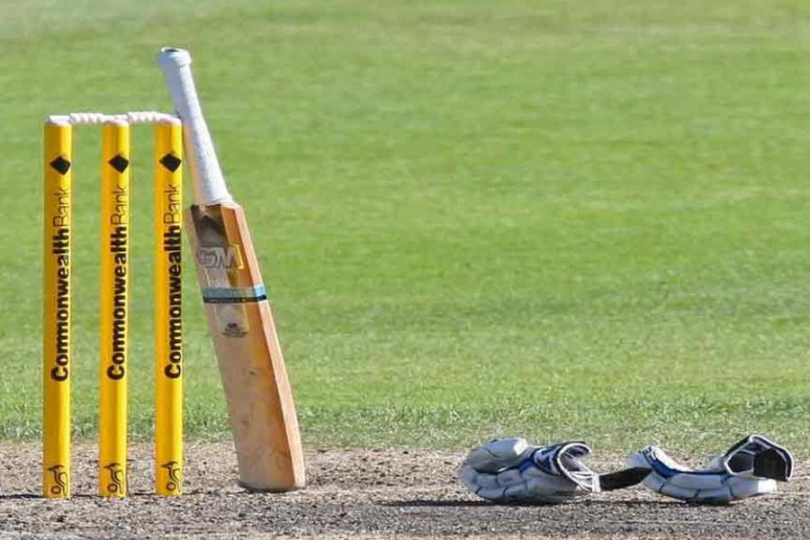 এই সিদ্ধান্ত নিয়ে তৈরি হয়েছে বিতর্ক। মিডল স্টাম্প সরে যাওয়ার পরেও স্টাম্পের উপরে থাকা বেল দু’টি কী ভাবে এক দিকে অবলম্বন ছাড়াই আটকে থাকল, তা নিয়ে বিস্ময় তৈরি হয়েছে।