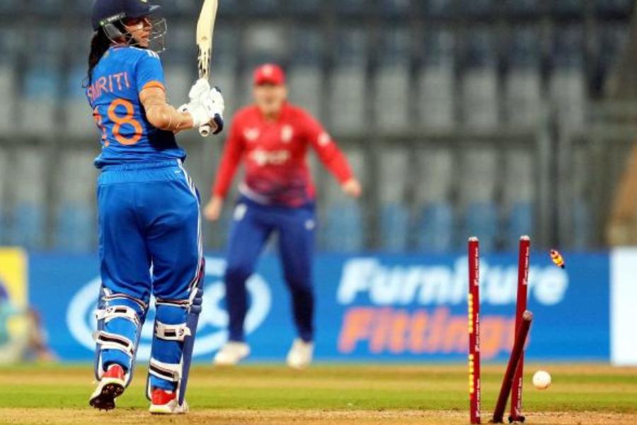 এই নিয়মে বলা হয়েছে, ‘‘একটি বেল স্টাম্পের উপরের নির্দিষ্ট স্থান থেকে সম্পূর্ণ সরে গেলে বা একটি স্টাম্প মাটি থেকে সম্পূর্ণ উপড়ে গেলে উইকেট ভেঙে গিয়েছে বলে বিবেচিত হবে। কোনও স্টাম্প নড়ে যাওয়ার জন্য বেল নির্দিষ্ট স্থান থেকে কিছুটা সরে গিয়েও যদি স্টাম্পের উপরেই থেকে যায়, তা হলে উইকেট ভেঙেছে বলে বিবেচিত হবে না।’’