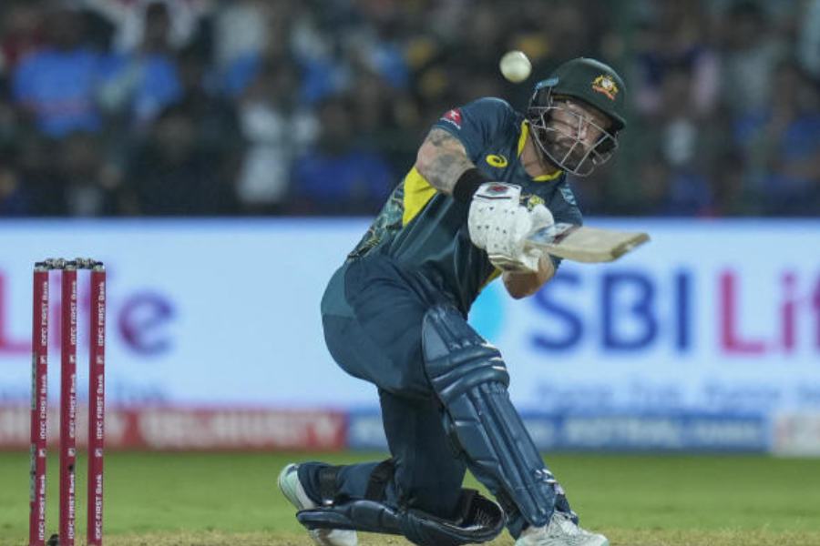 এমসিসির নিয়ম অনুযায়ী, কোনও ব্যাটারকে আউট করতে হলে উইকেট সম্পূর্ণ ভাবে ভাঙতে হবে। অস্ট্রেলিয়ার ক্লাব ক্রিকেটের এই ঘটনায় মিডল স্টাম্প অনেকটা পিছনে হেলে গেলেও দু’টি বেল অদ্ভুত ভাবে লেগ এবং অফ স্টাম্পের উপর আটকে ছিল।