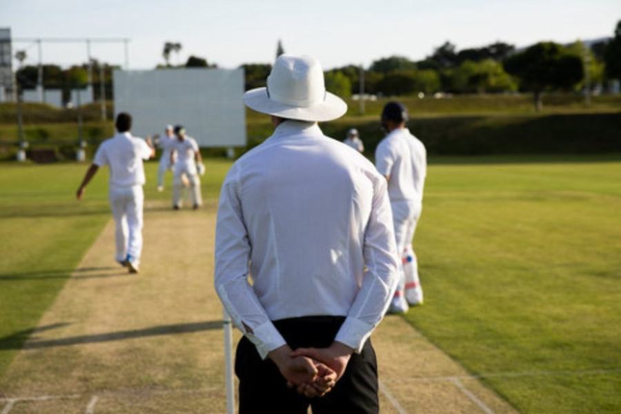 বোল্ড হলেও আম্পায়ারেরা আউট দেননি ব্যাটারকে। লেগ এবং অফ স্টাম্পের উপর (মিডল স্টাম্প বেশ খানিকটা হেলে যাওয়ার পরেও) দু’টি বেল সঠিক ভাবে থেকে যাওয়ায় ব্যাটারকে আউট দেওয়া হয়নি। অদ্ভুত এই ঘটনার ছবি ভাইরাল হয়েছে সমাজমাধ্যমে।