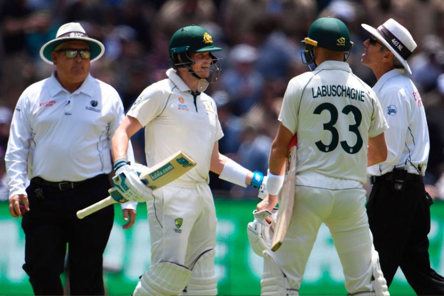 ফিল্ডিং করা দল আউটের আবেদন করলেও কিছু ক্ষণ আলোচনার পর ব্যাটারকে আউট দেননি আম্পায়ারেরা।