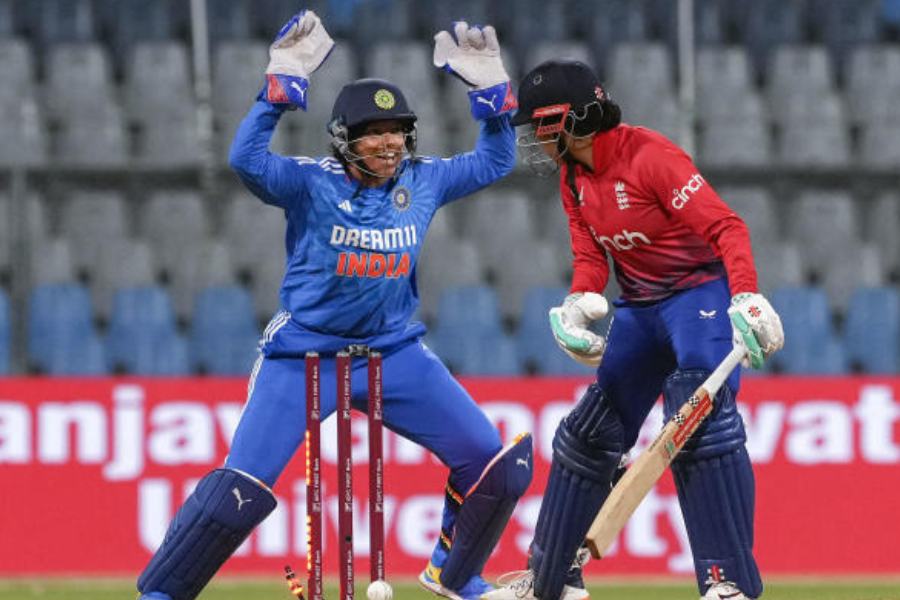 সে বারও মিডল স্টাম্প নড়ে যাওয়ার পর বেল দু’টি অদ্ভুত ভাবে অন্য দুই স্টাম্পের উপর আটকে ছিল।   